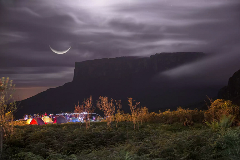 罗赖马山大本营.jpg 罗赖马山大本营