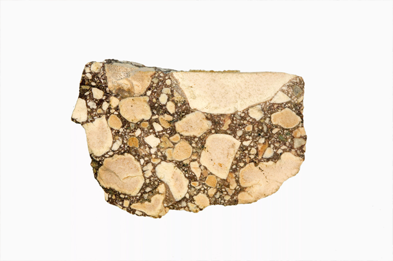 砾岩具有圆角碎屑,角砾岩含有角碎屑.jpg 砾岩具有圆角碎屑,角砾岩含有角碎屑