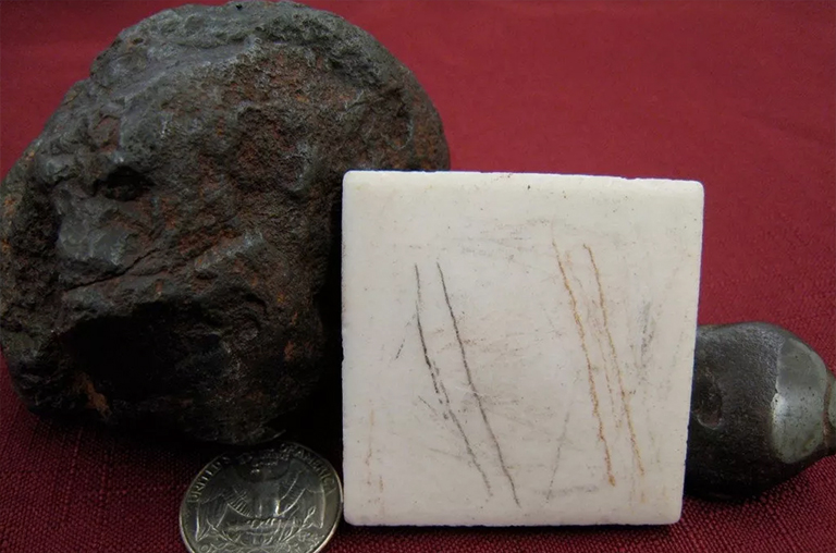 陶瓷条纹板上的磁铁条纹.jpg 陶瓷条纹板上的磁铁条纹