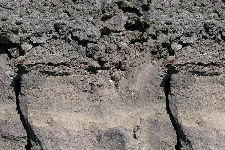 玄武岩墙.jpg 玄武岩墙